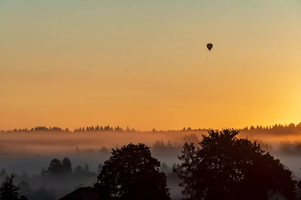 Beau Coucher Soleil Avec Brouillard Brumeux — Photo