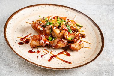 Lezzetli fıstık soslu Malezya tavuğu, ünlü yerel yemeklerden biri..