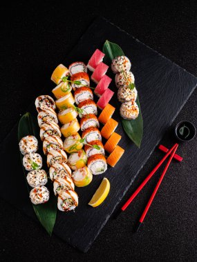 Siyah arka planda lezzetli suşi.