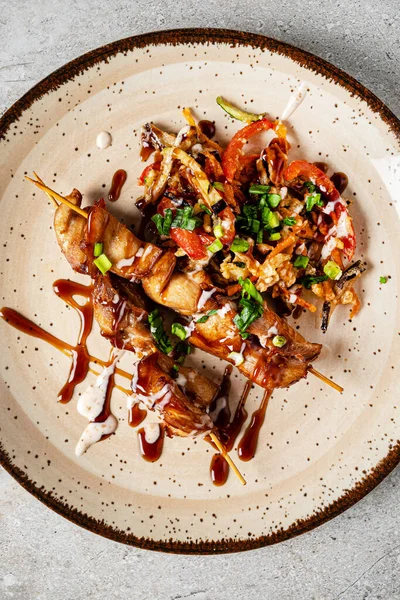 Lezzetli fıstık soslu Malezya tavuğu, ünlü yerel yemeklerden biri..