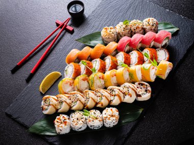 Siyah arka planda lezzetli suşi.