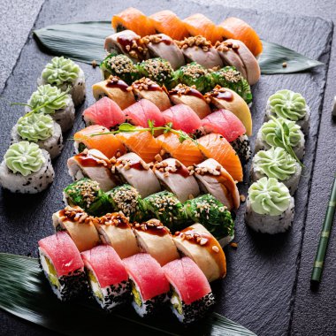 Siyah arka planda lezzetli suşi.