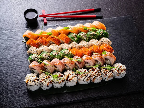 Smaczne Sushi Czarnym Tle — Zdjęcie stockowe