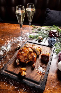 Noel tavuğu ve şampanya masada.