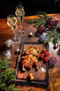 Noel tavuğu ve şampanya masada.