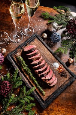 Noel masasında biftek fileto.