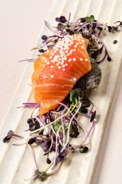 mikroyeşillikli ve susamlı somon balığı.