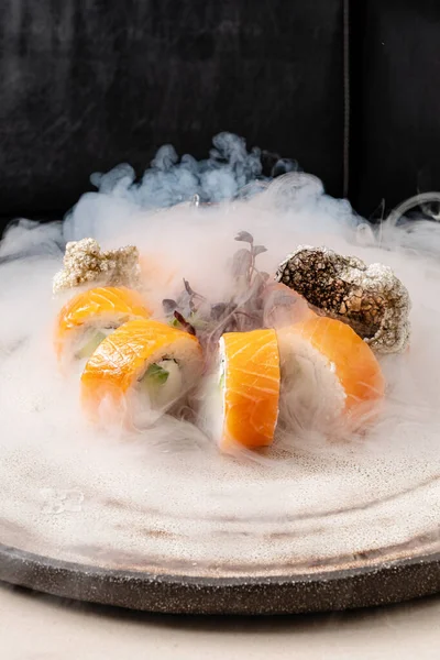 Sushi Talíři Talíř Obklopený Kouřem — Stock fotografie