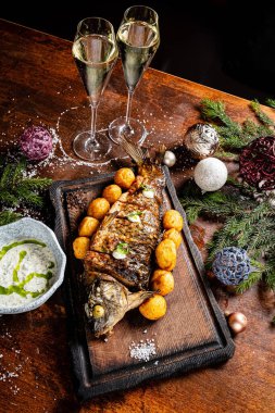 Noel masasında ızgara sazan balığı.