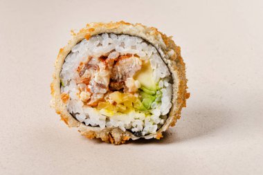 Teriyaki suşi böreği beyaz arkaplanda izole edilmiş.. 