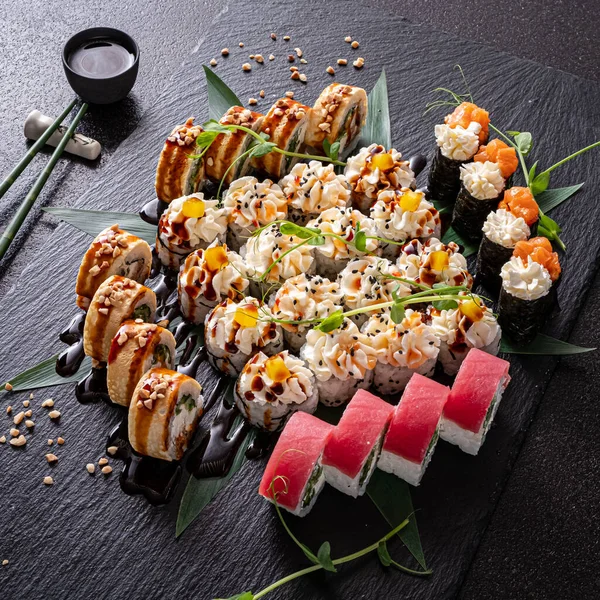Sabroso Sushi Sobre Fondo Negro —  Fotos de Stock