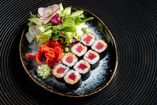 Sushi Saporito Sullo Sfondo Nero — Foto Stock