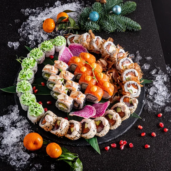 Świąteczne Sushi Czarnym Tle — Zdjęcie stockowe