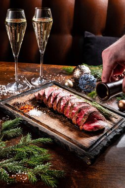 Noel masasında biftek fileto.