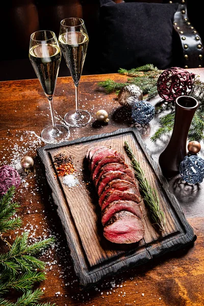 Noel masasında biftek fileto.
