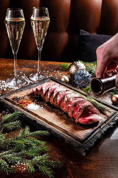 Noel masasında biftek fileto.
