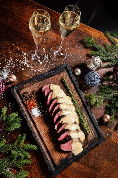 Noel masasında biftek fileto.