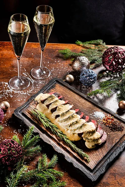 Noel masasında biftek fileto.