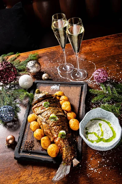 Noel masasında ızgara sazan balığı.