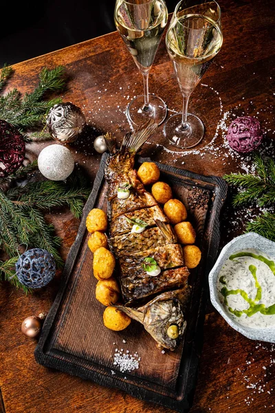 Noel masasında ızgara sazan balığı.