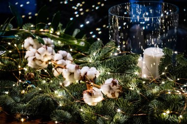 Pamuk ve mumla Noel süslemesi