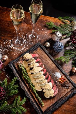 Noel masasında biftek fileto.