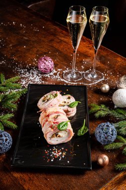 Noel masasında hindi çorbası.