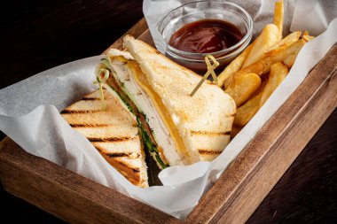 Sandviçleri masaya koyun.