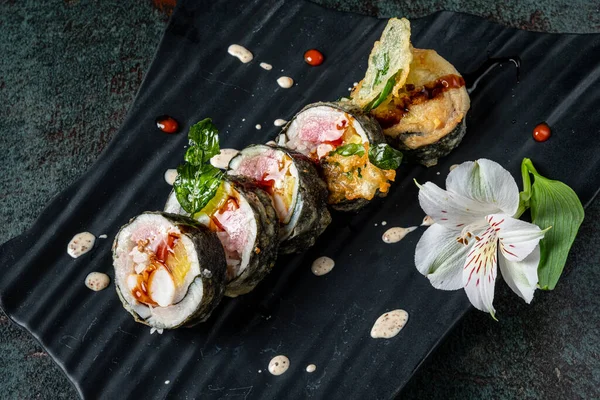 Sushi Černém Plátu — Stock fotografie