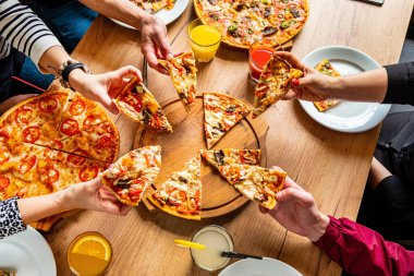 Kafede pizza yemek insanlar