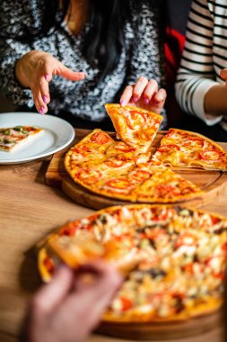 Kafede pizza yemek insanlar