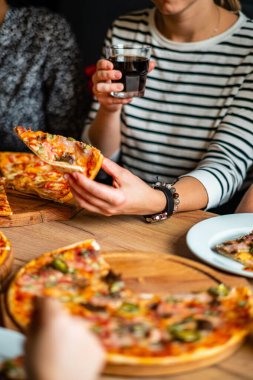 Kafede pizza yemek insanlar