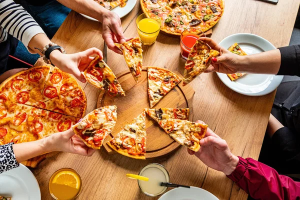 Gente Comiendo Pizza Cafetería — Foto de Stock