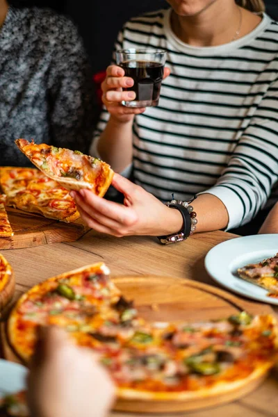Gente Comiendo Pizza Cafetería — Foto de Stock