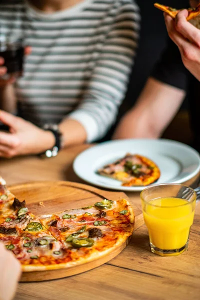 Gente Comiendo Pizza Cafetería — Foto de Stock