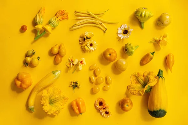 黄色の野菜を背景に — ストック写真