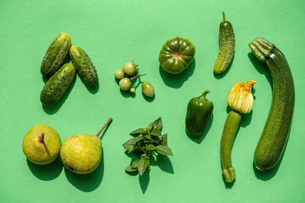 緑の背景にある緑の野菜 — ストック写真