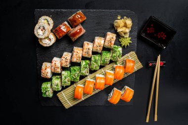 Siyah arka planda lezzetli suşi.