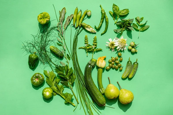 緑の背景にある緑の野菜 — ストック写真