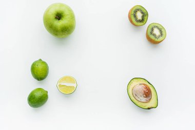 beyaz zemin üzerine taze meyve