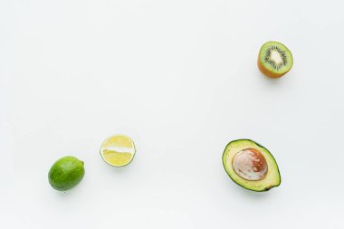 beyaz zemin üzerine taze meyve