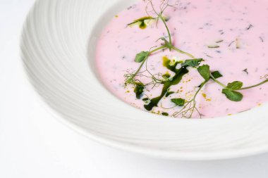 beyaz arka planda soğuk pancar çorbası