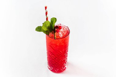 Beyaz arka planda kokteyl