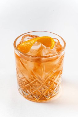 Beyaz arka planda kokteyl