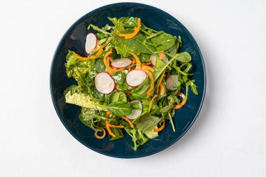 Beyaz arka planda taze salata.