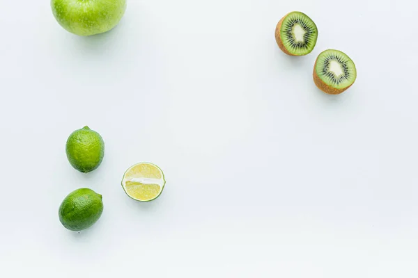 Färsk Frukt Den Vita Bakgrunden — Stockfoto