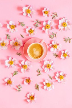 Bir fincan kahve ve çiçek.