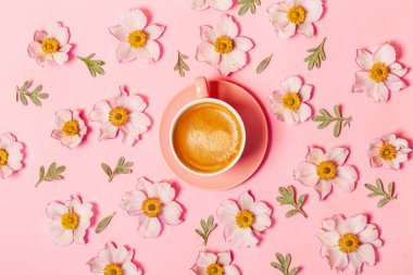 Bir fincan kahve ve çiçek.