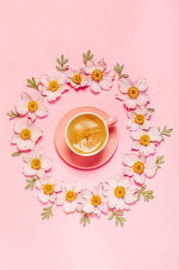 Bir fincan kahve ve çiçek.