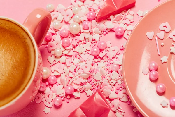一杯咖啡和粉红巧克力 — 图库照片
